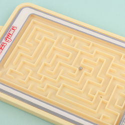 Бейдж на ленте вертикальный с игрой "лабиринт"